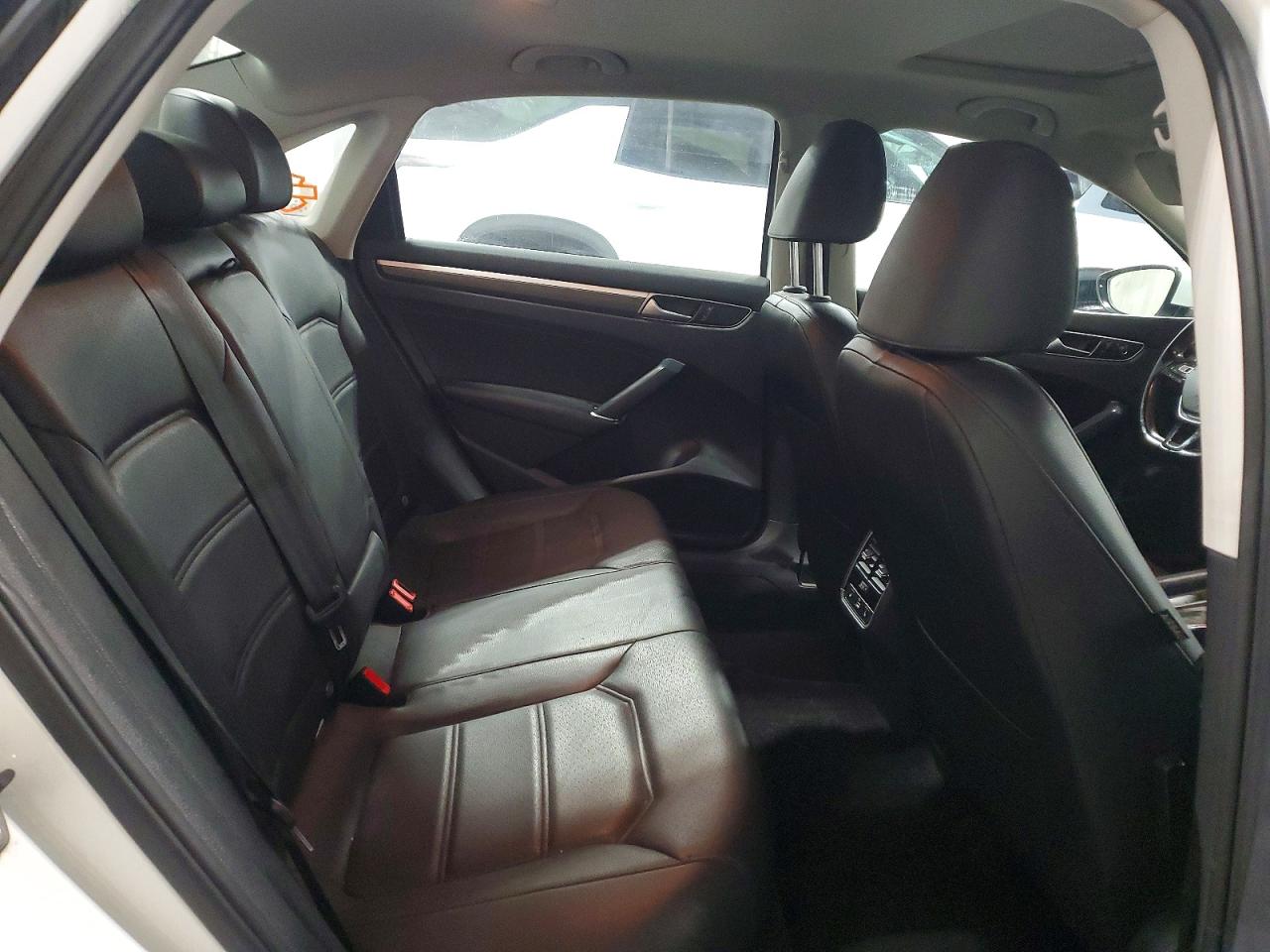 2017 VOLKSWAGEN PASSAT SE photo 10