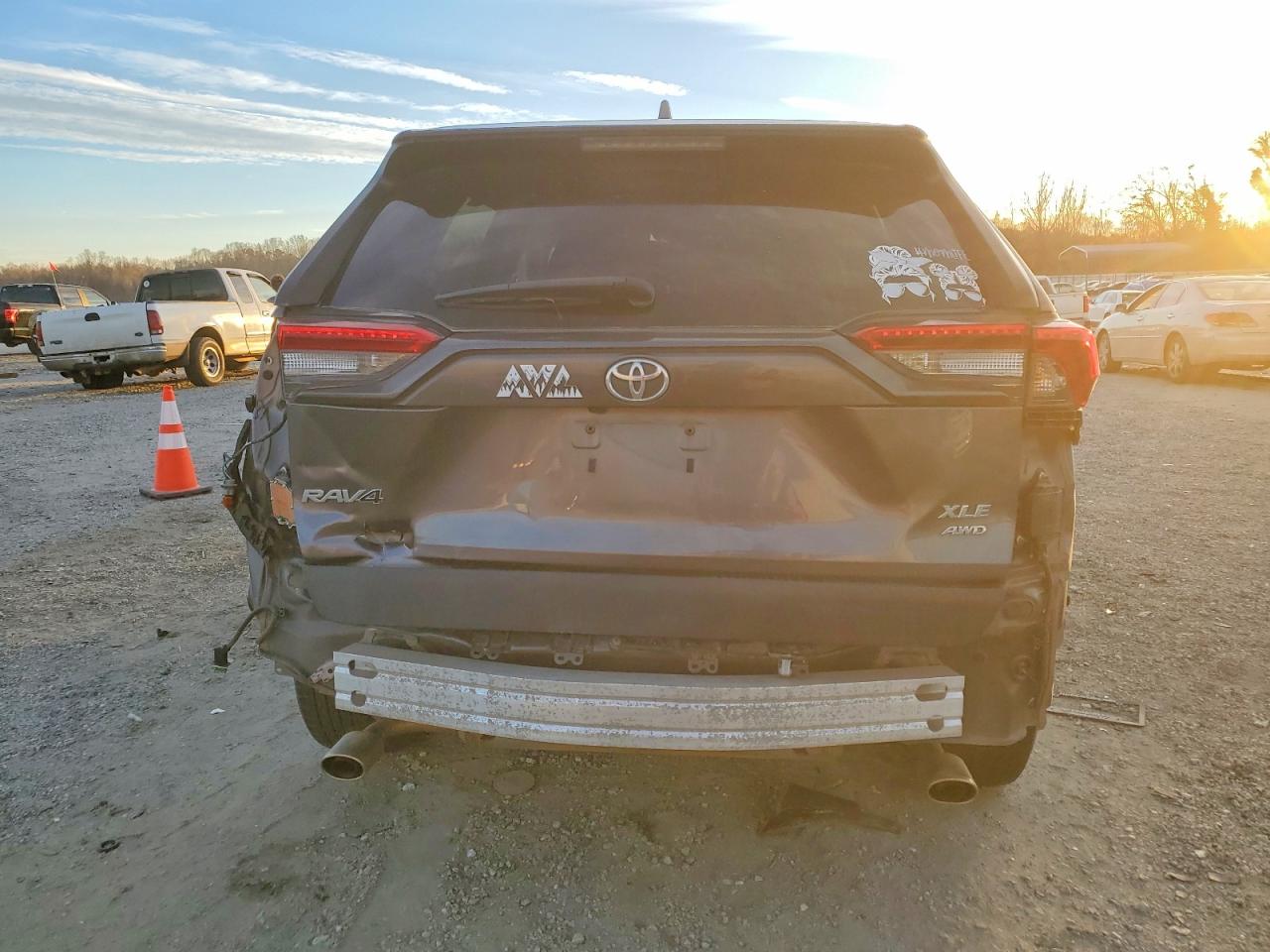 2021 TOYOTA RAV4 XLE photo 6