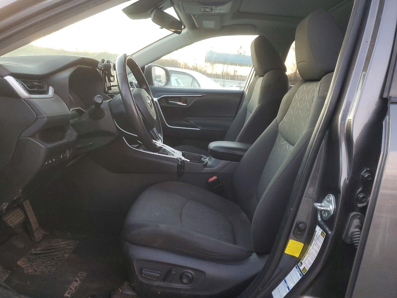 2021 TOYOTA RAV4 XLE photo 7