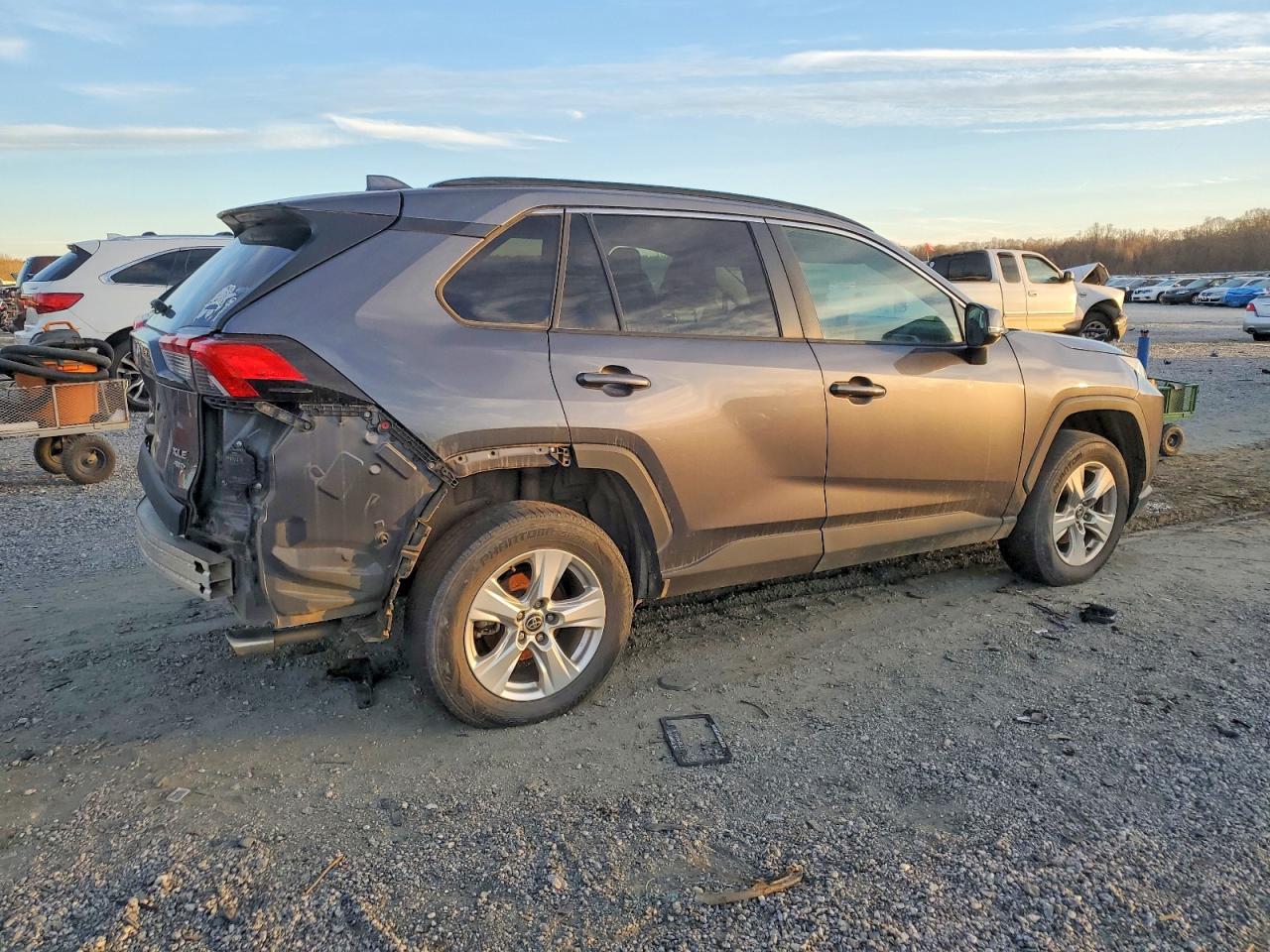 2021 TOYOTA RAV4 XLE photo 3