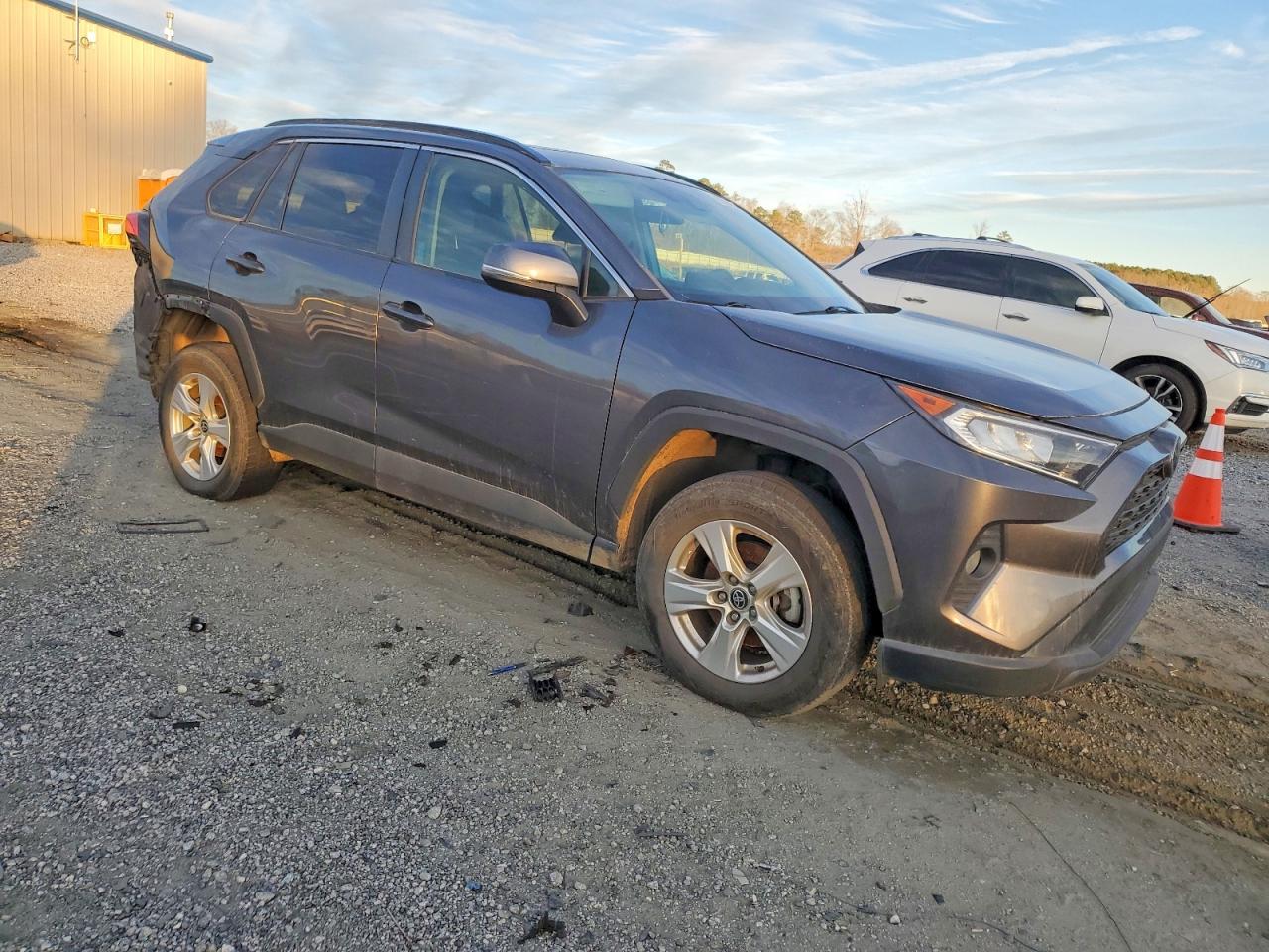 2021 TOYOTA RAV4 XLE photo 4