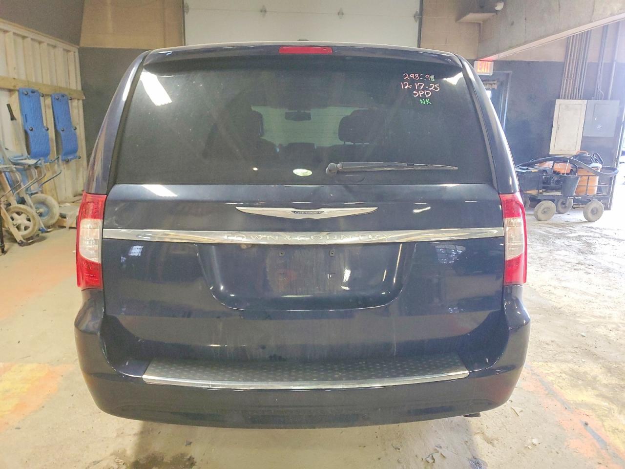 2015 CHRYSLER TOWN & COUNTRY TOURING L photo 6