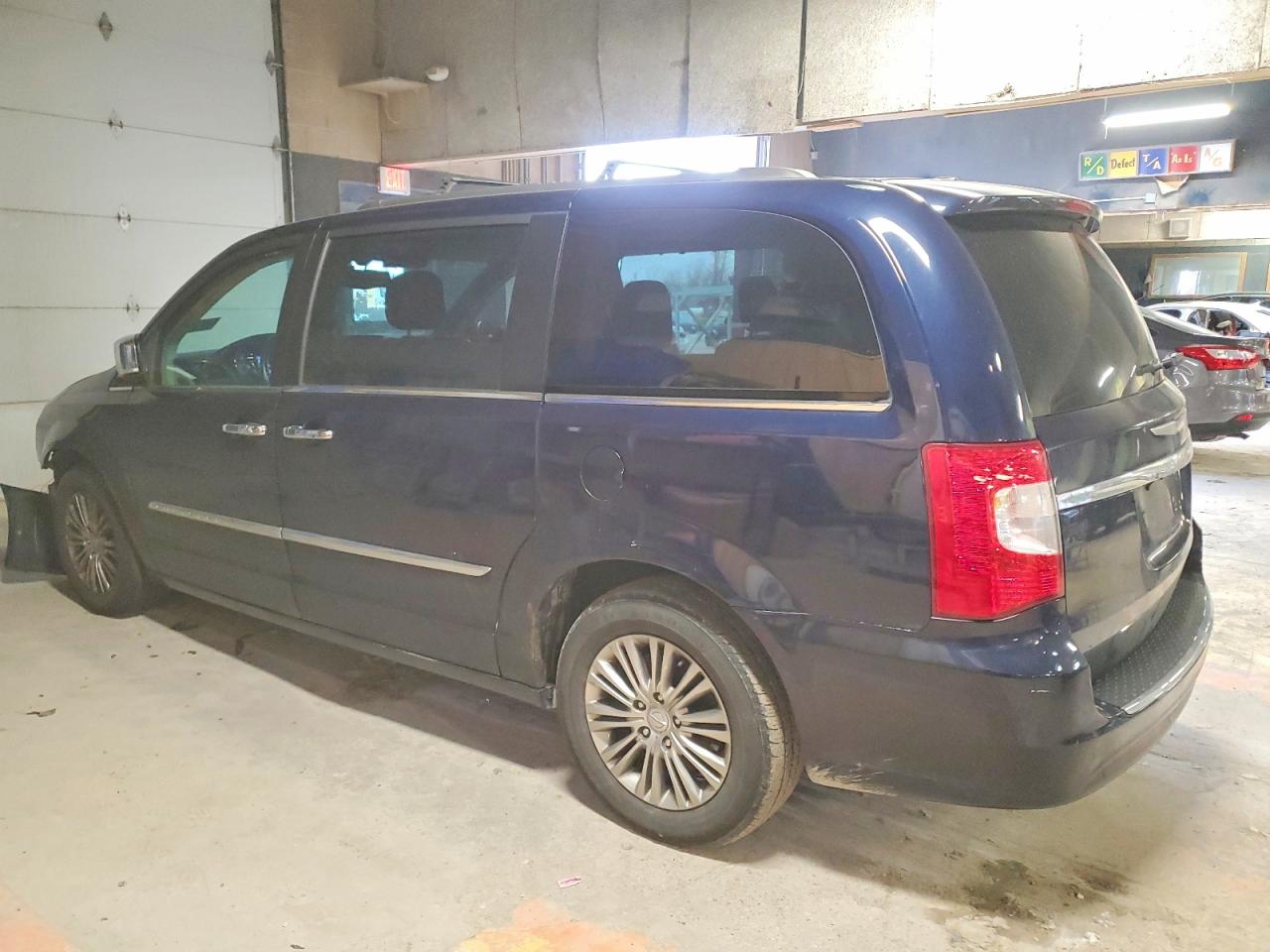 2015 CHRYSLER TOWN & COUNTRY TOURING L photo 2