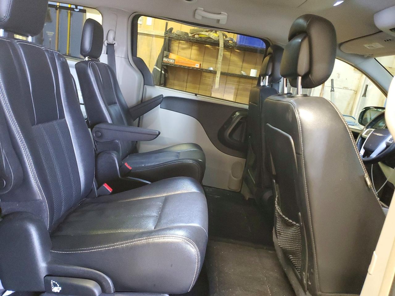 2015 CHRYSLER TOWN & COUNTRY TOURING L photo 11