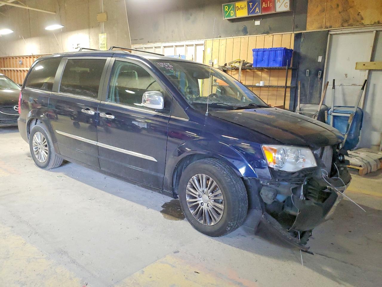 2015 CHRYSLER TOWN & COUNTRY TOURING L photo 4