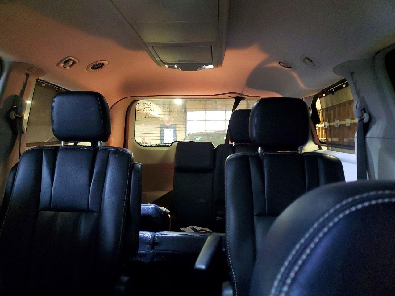 2015 CHRYSLER TOWN & COUNTRY TOURING L photo 10