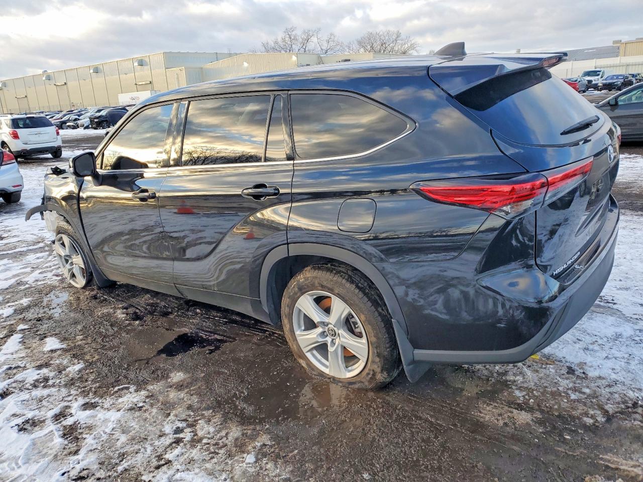 2022 TOYOTA HIGHLANDER LE photo 2