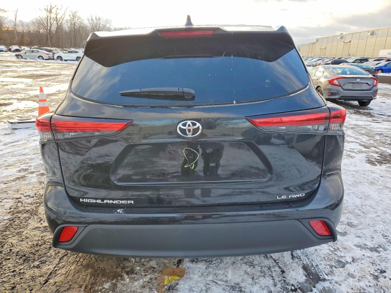 2022 TOYOTA HIGHLANDER LE photo 6