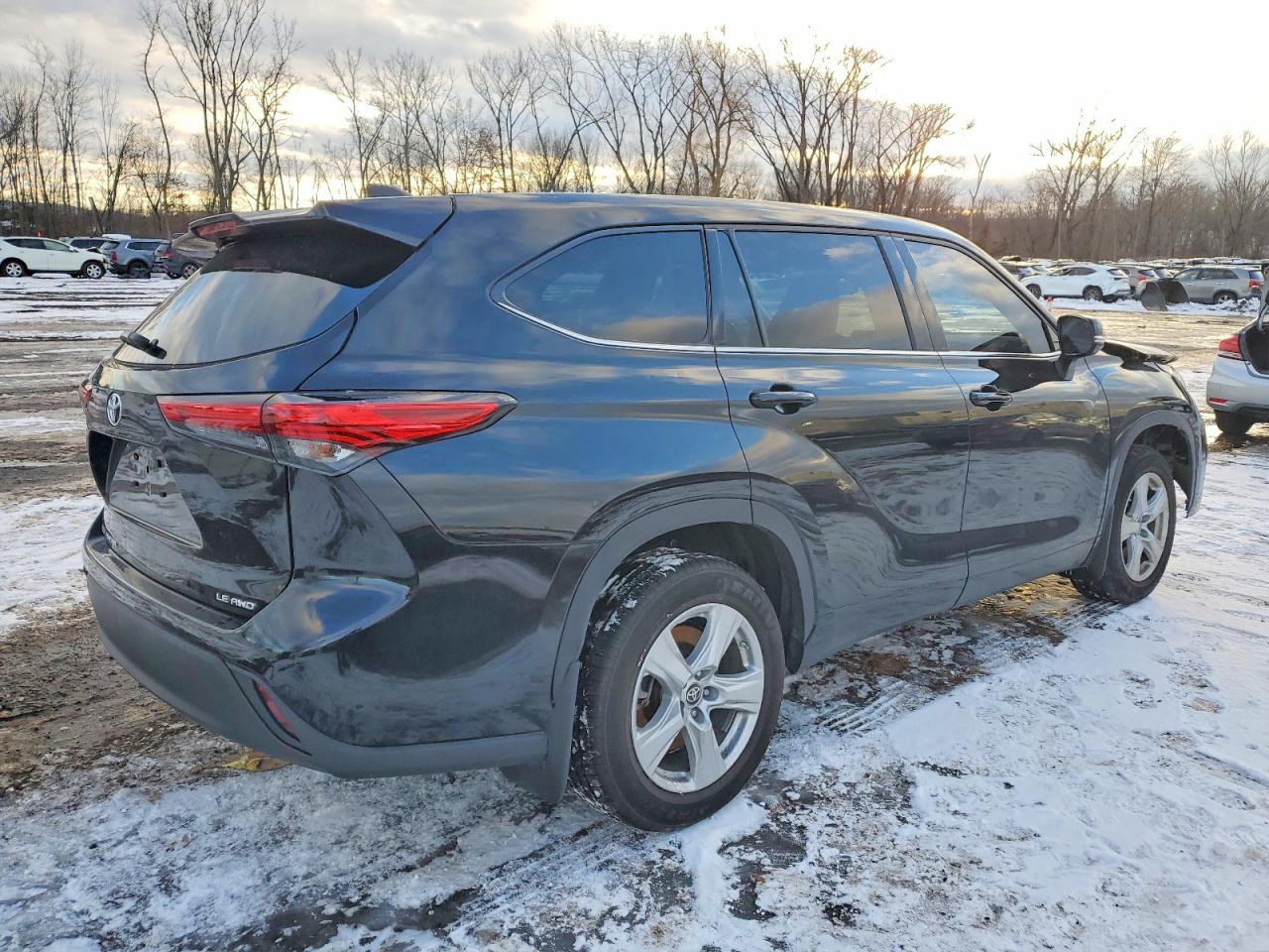 2022 TOYOTA HIGHLANDER LE photo 3