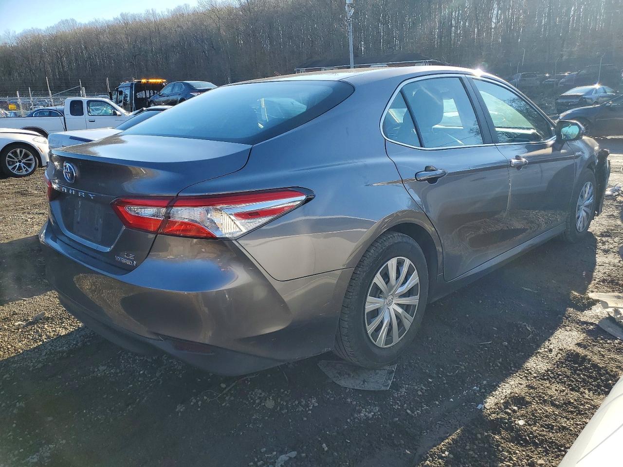 2018 TOYOTA CAMRY LE photo 3