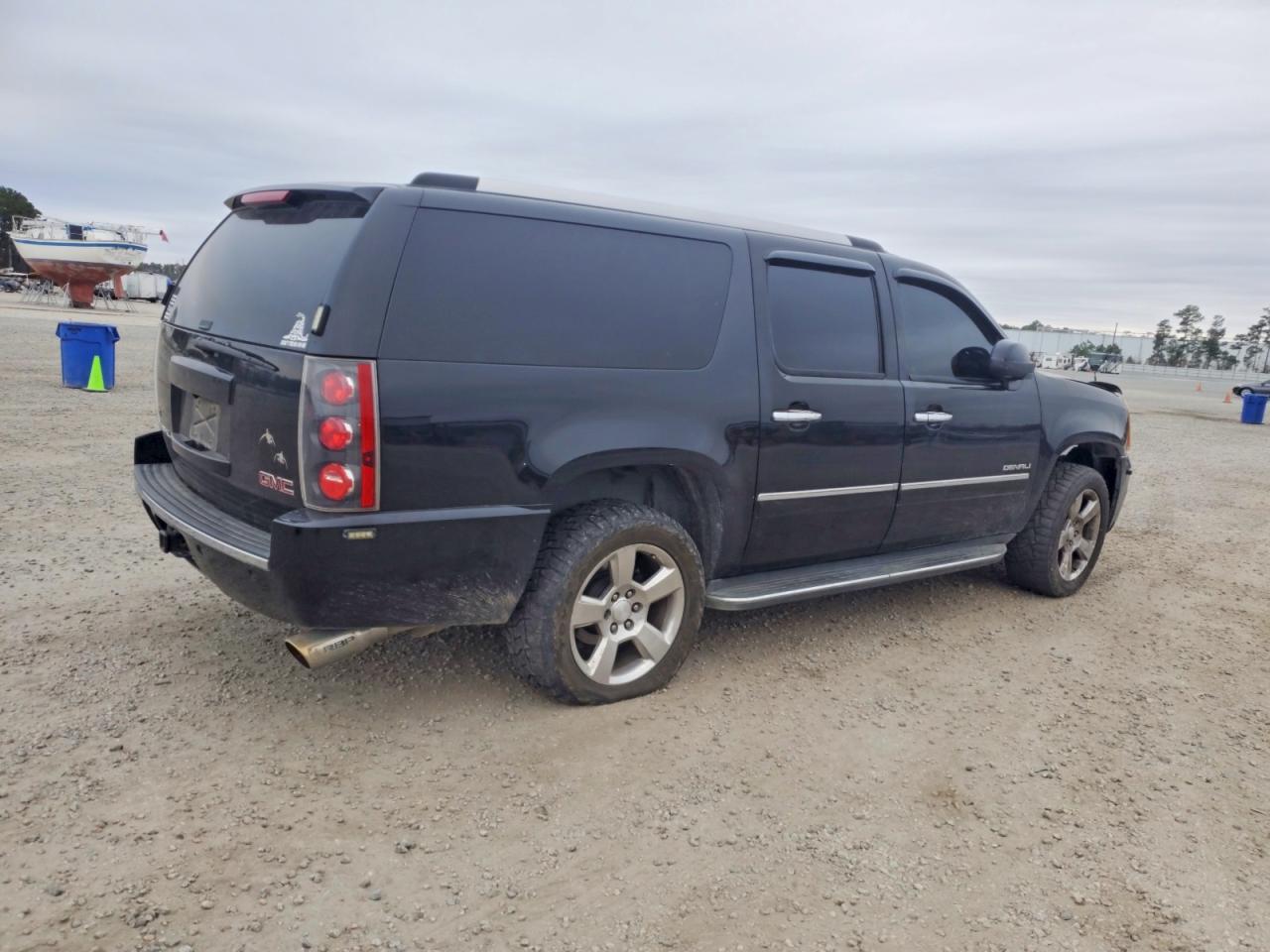 2011 GMC YUKON XL DENALI photo 3