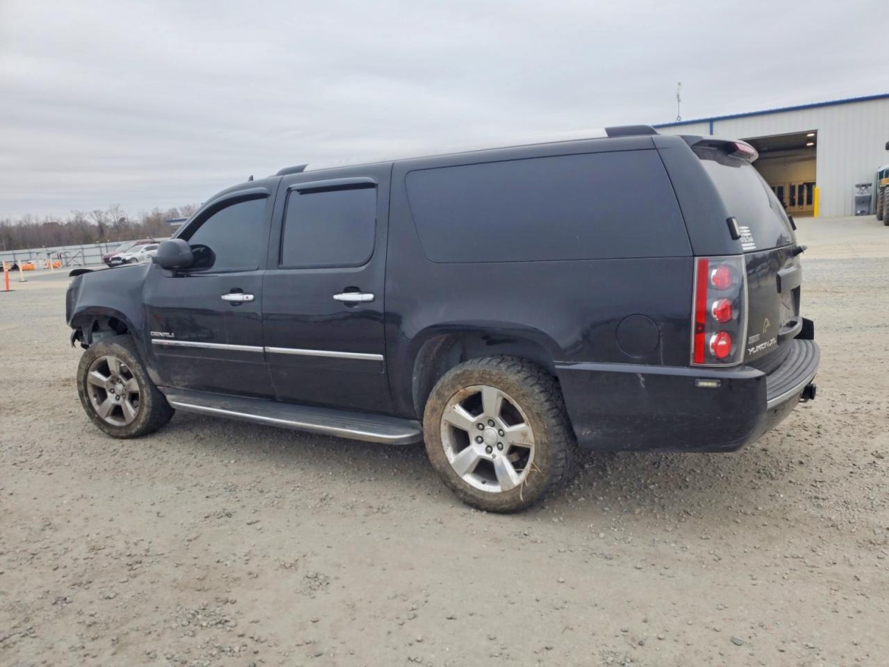 2011 GMC YUKON XL DENALI photo 2