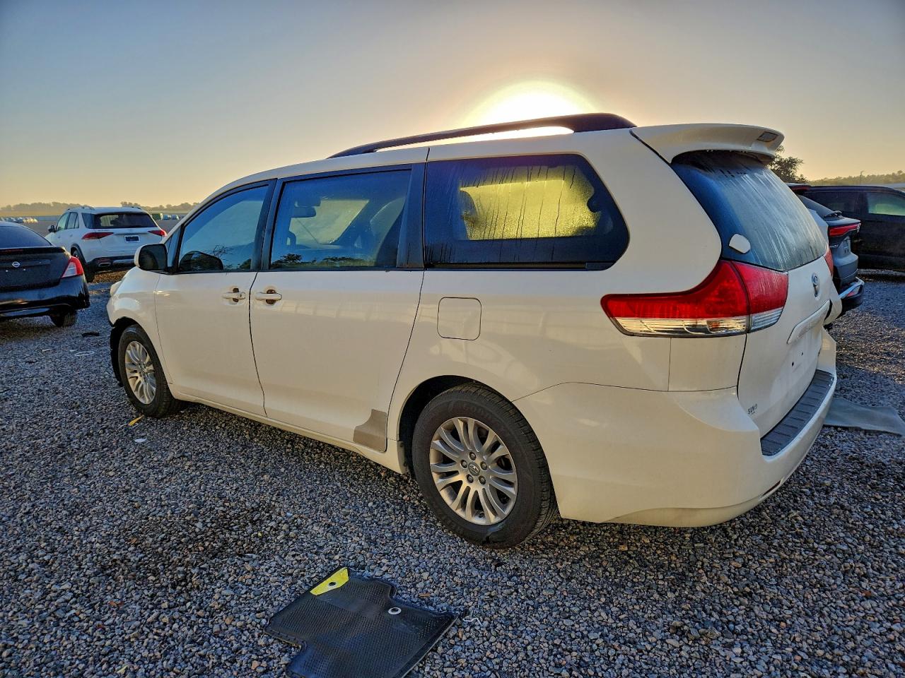 2013 TOYOTA SIENNA XLE photo 2
