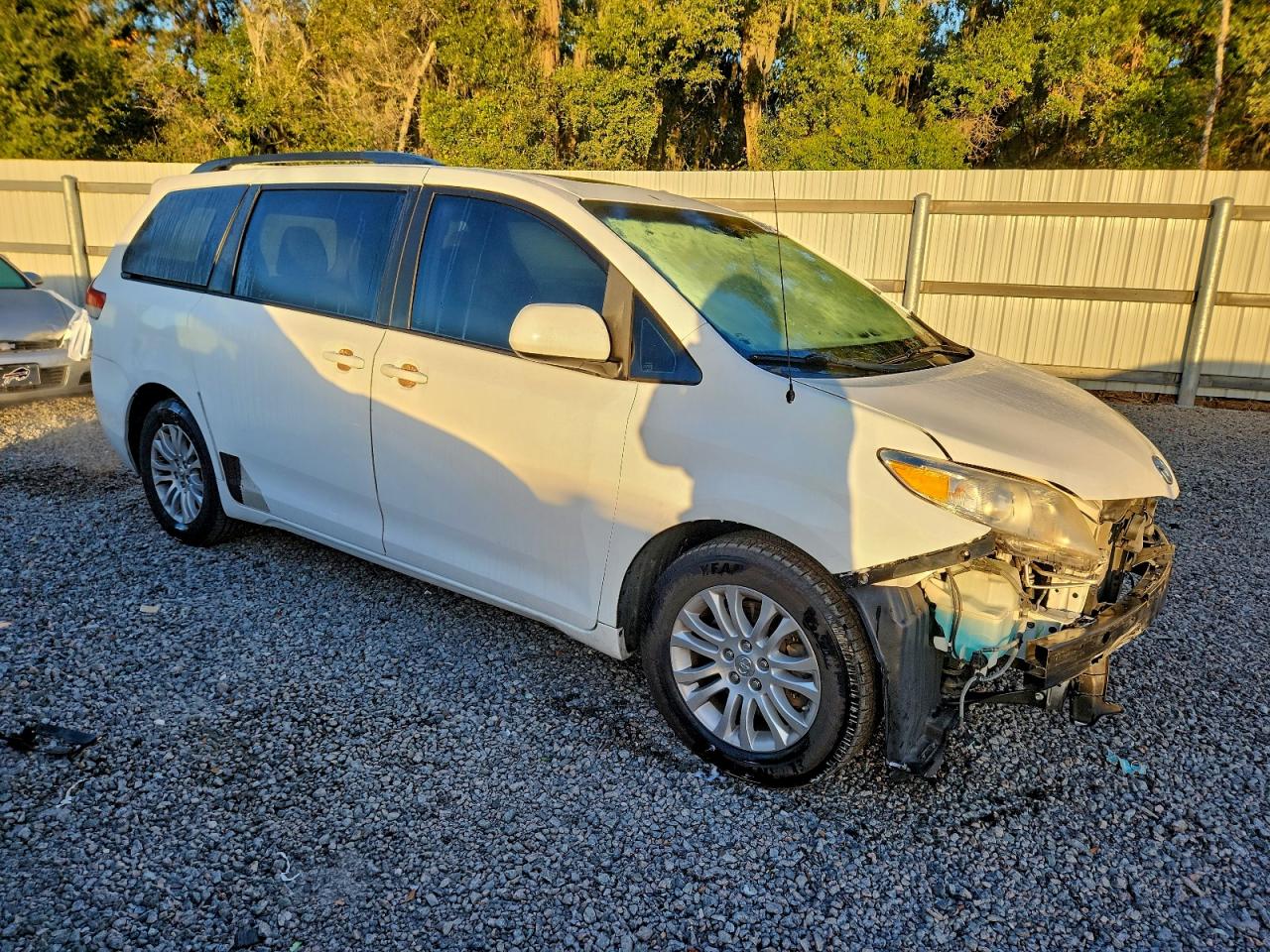 2013 TOYOTA SIENNA XLE photo 4