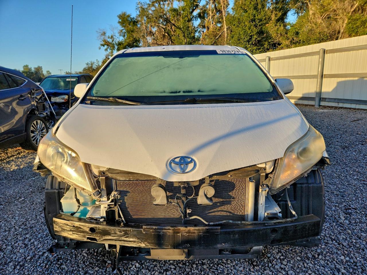 2013 TOYOTA SIENNA XLE photo 5