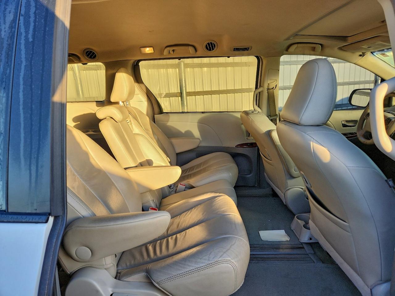 2013 TOYOTA SIENNA XLE photo 11