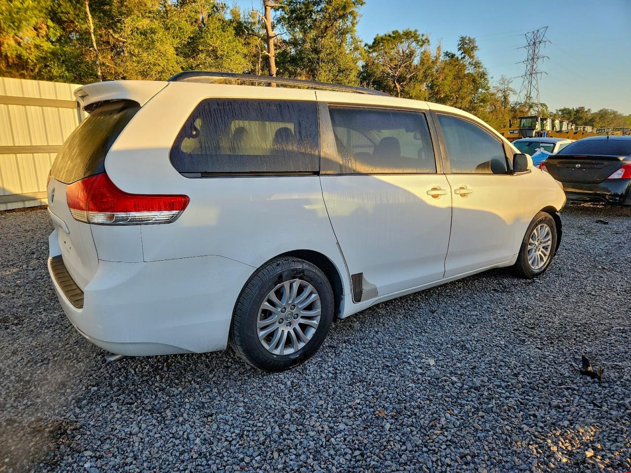 2013 TOYOTA SIENNA XLE photo 3