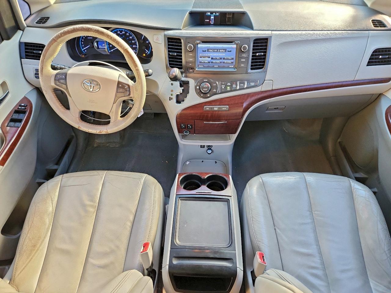 2013 TOYOTA SIENNA XLE photo 8