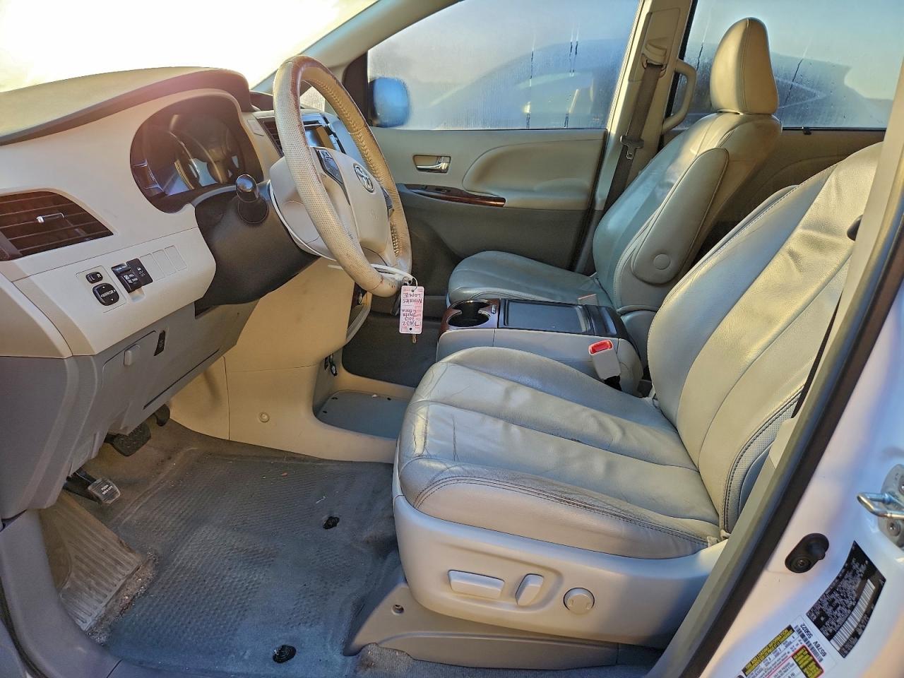 2013 TOYOTA SIENNA XLE photo 7