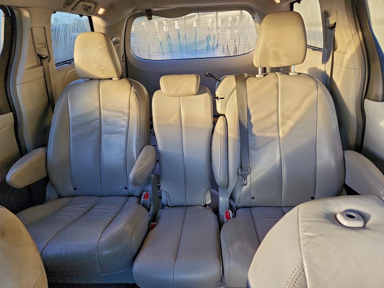 2013 TOYOTA SIENNA XLE photo 10