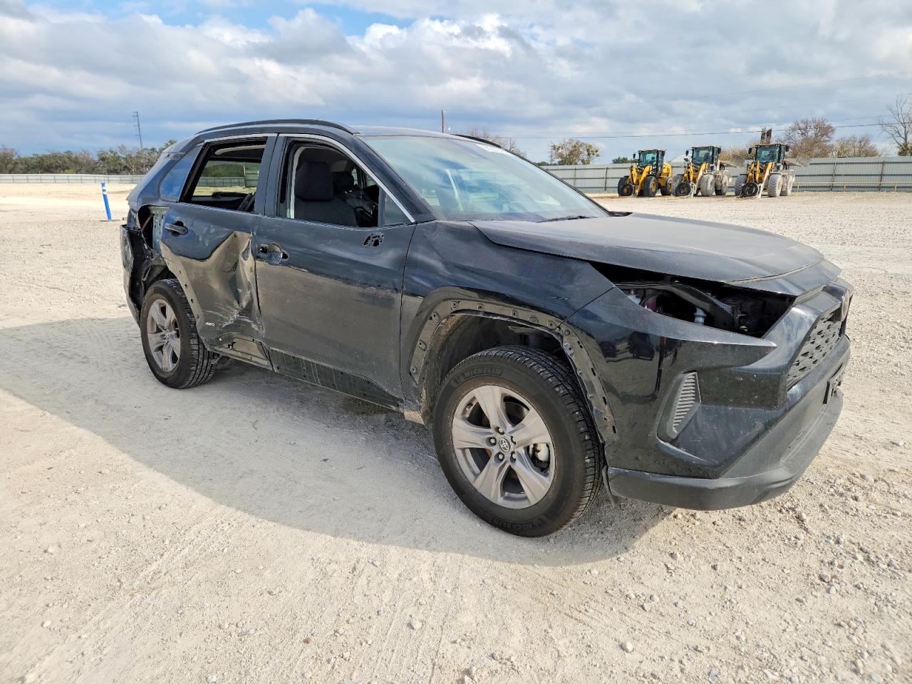 2025 TOYOTA RAV4 XLE photo 4