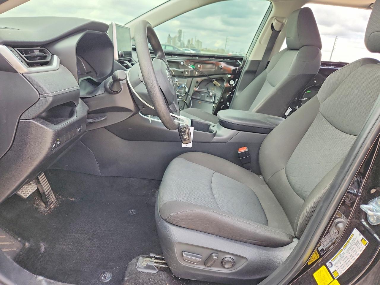 2025 TOYOTA RAV4 XLE photo 7