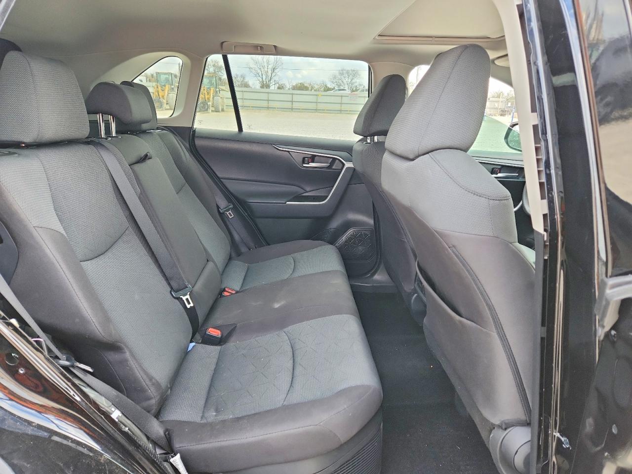 2025 TOYOTA RAV4 XLE photo 11