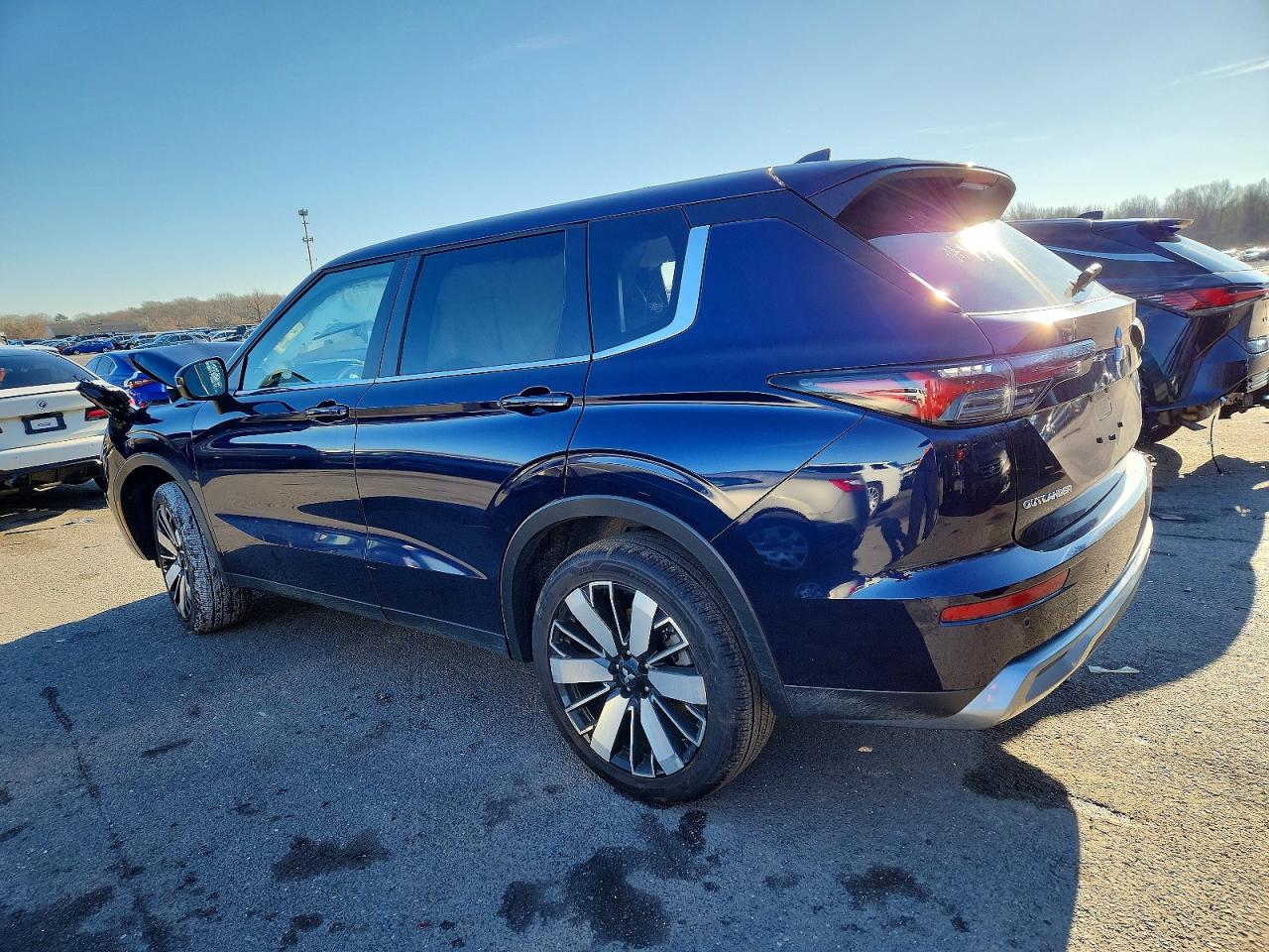 2025 MITSUBISHI OUTLANDER SE photo 2