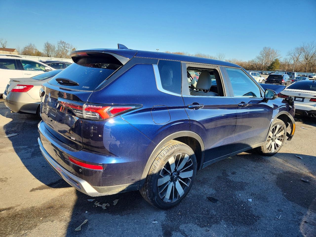 2025 MITSUBISHI OUTLANDER SE photo 3
