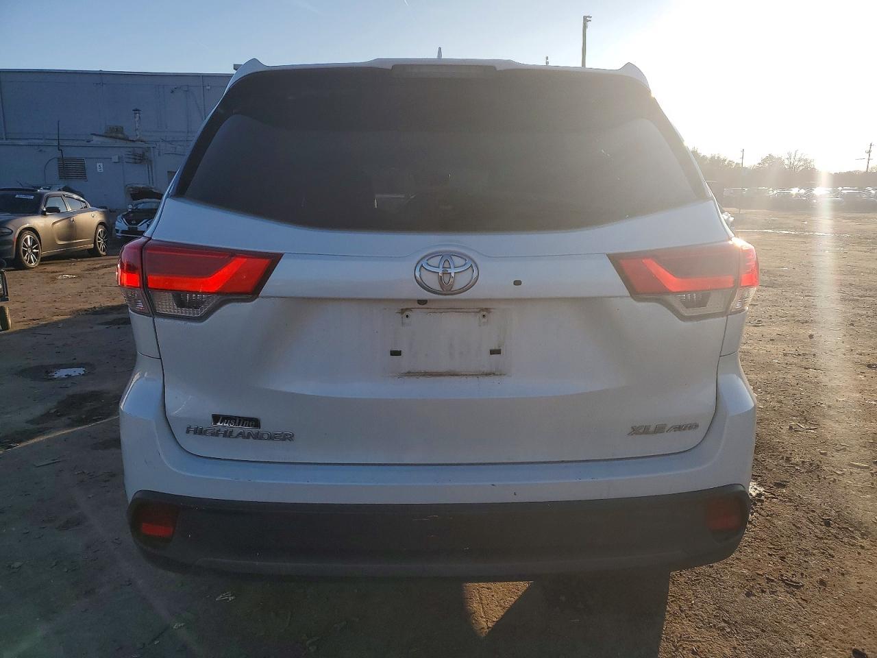 2018 TOYOTA HIGHLANDER SE photo 6