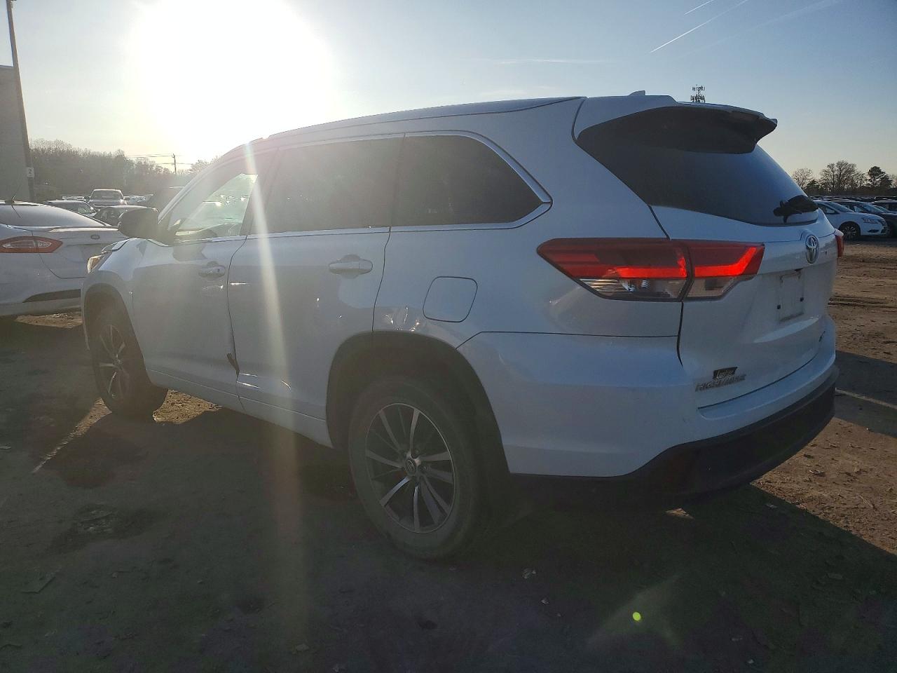 2018 TOYOTA HIGHLANDER SE photo 2