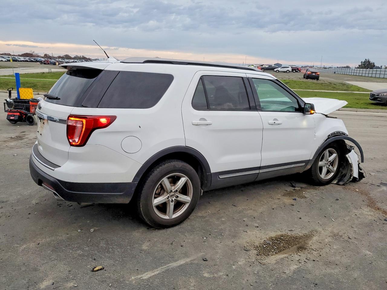 2018 FORD EXPLORER XLT photo 3