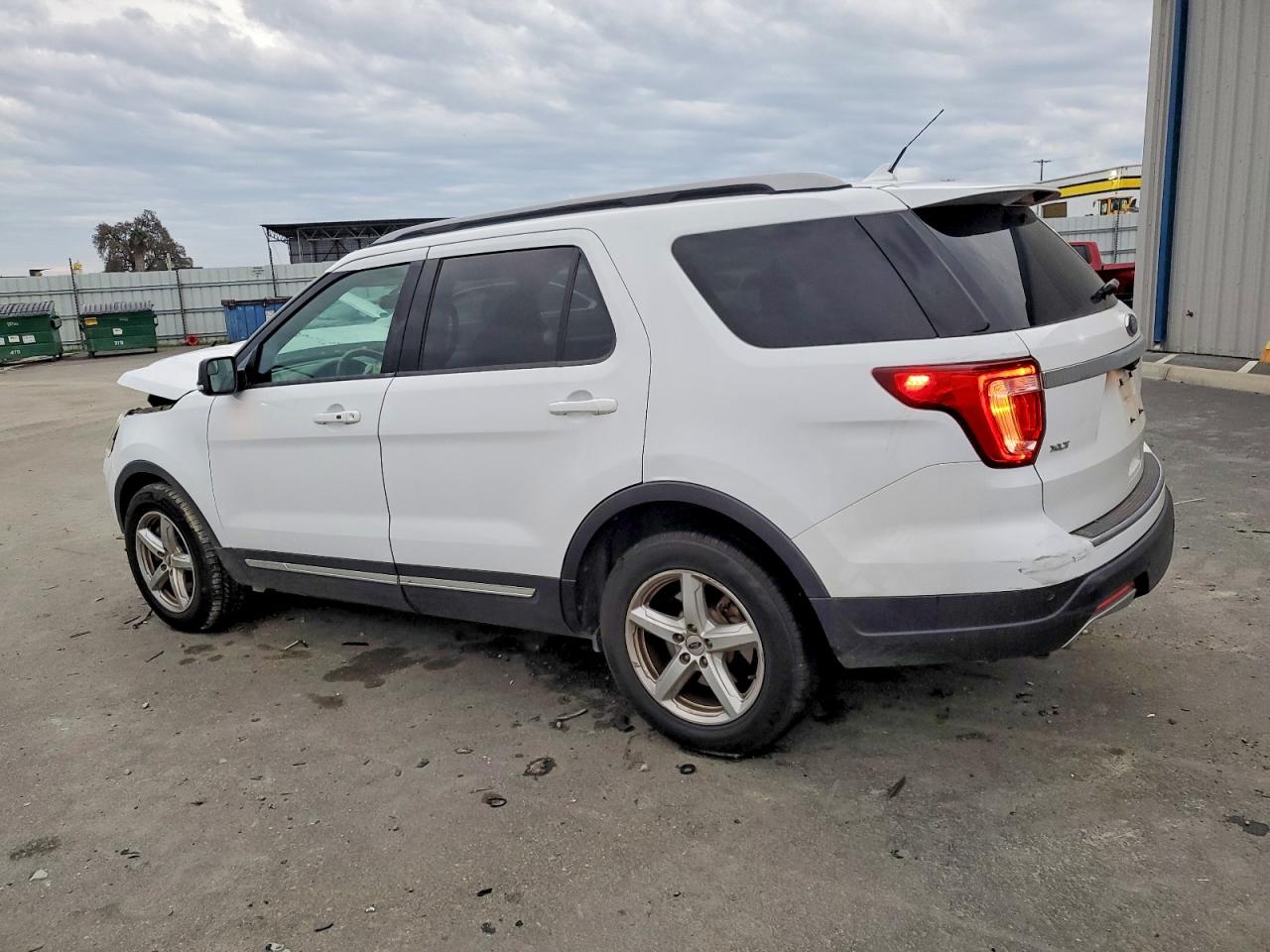 2018 FORD EXPLORER XLT photo 2
