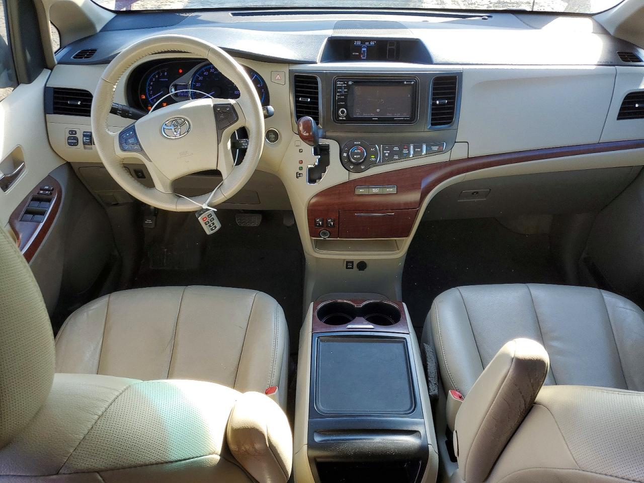 2013 TOYOTA SIENNA XLE photo 8