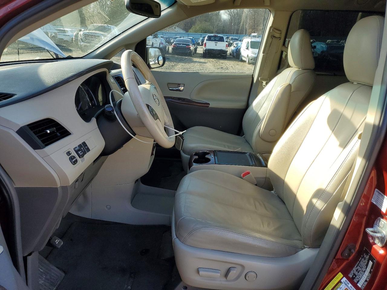 2013 TOYOTA SIENNA XLE photo 7