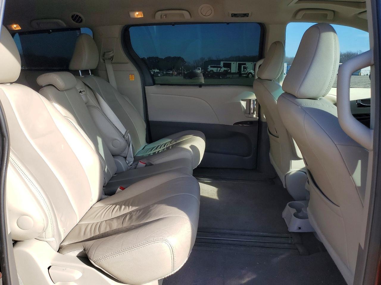 2013 TOYOTA SIENNA XLE photo 10