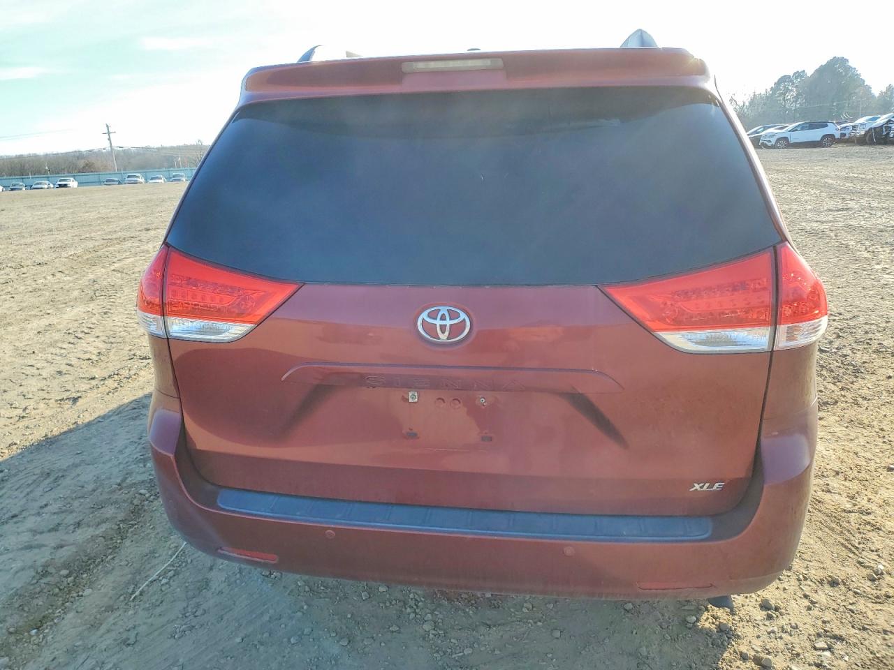 2013 TOYOTA SIENNA XLE photo 6