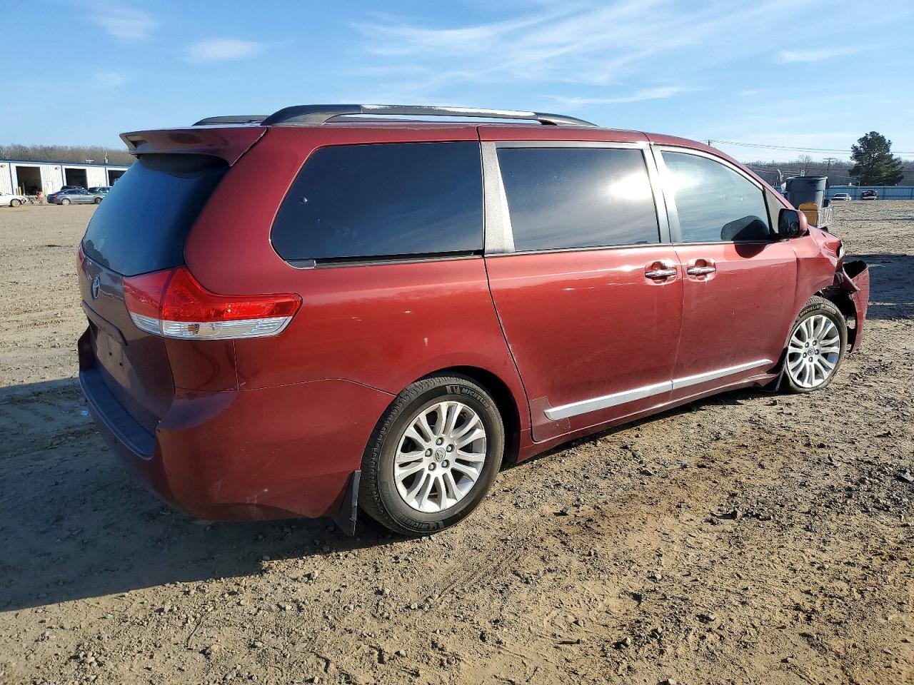 2013 TOYOTA SIENNA XLE photo 3