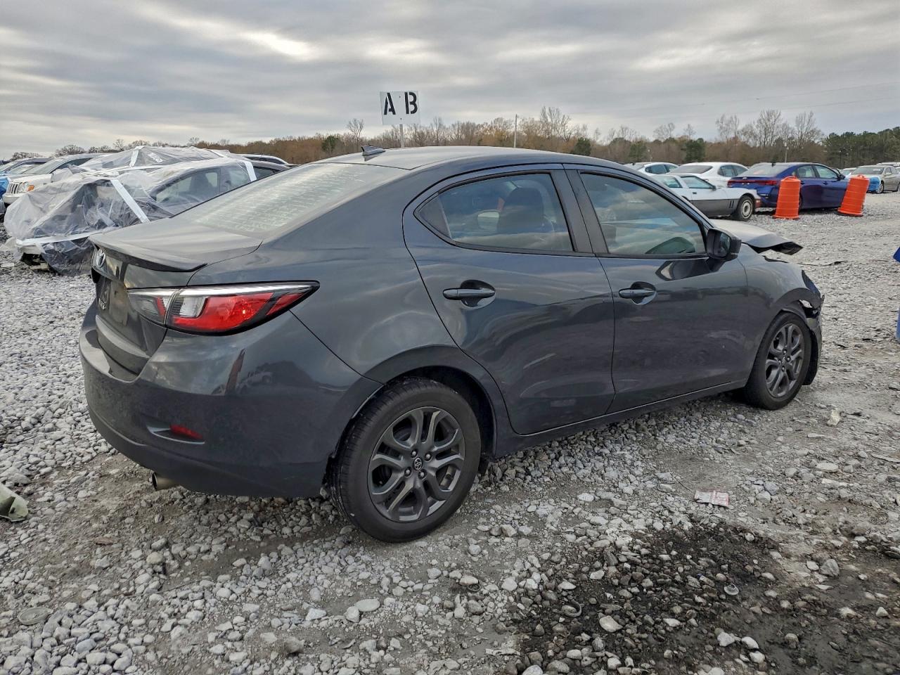 2019 TOYOTA YARIS L photo 3
