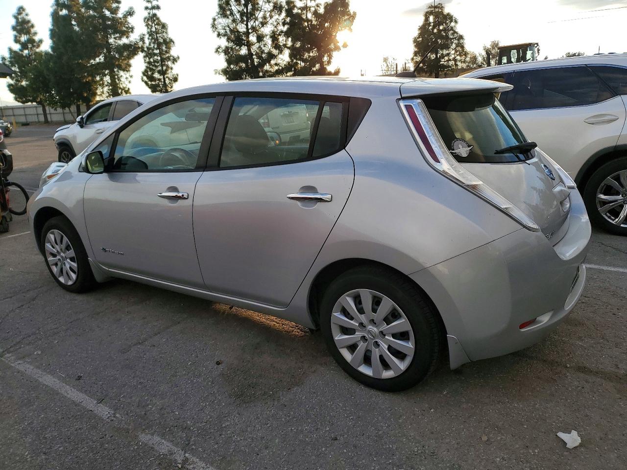 2016 NISSAN LEAF SV photo 2