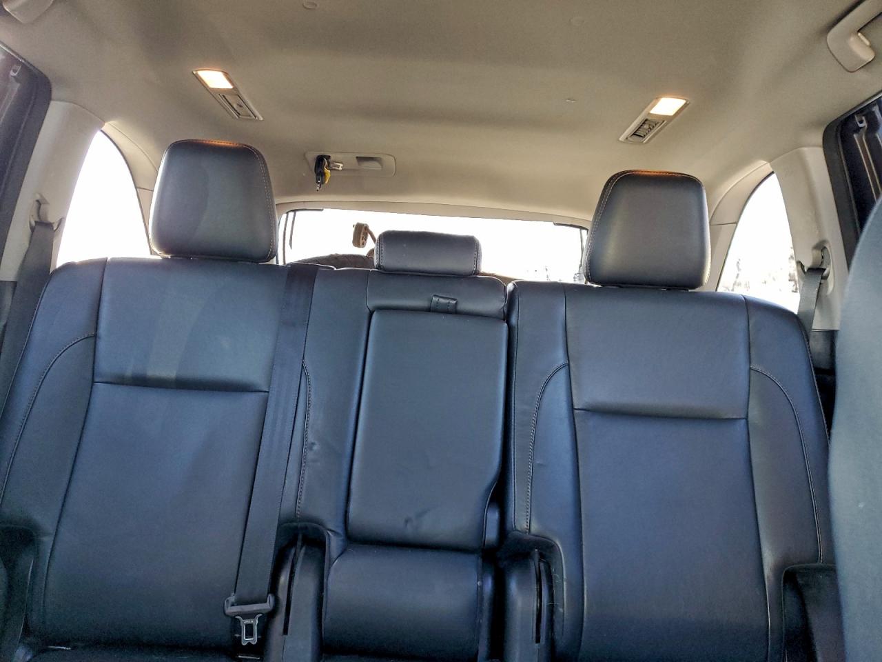 2017 TOYOTA HIGHLANDER SE photo 10