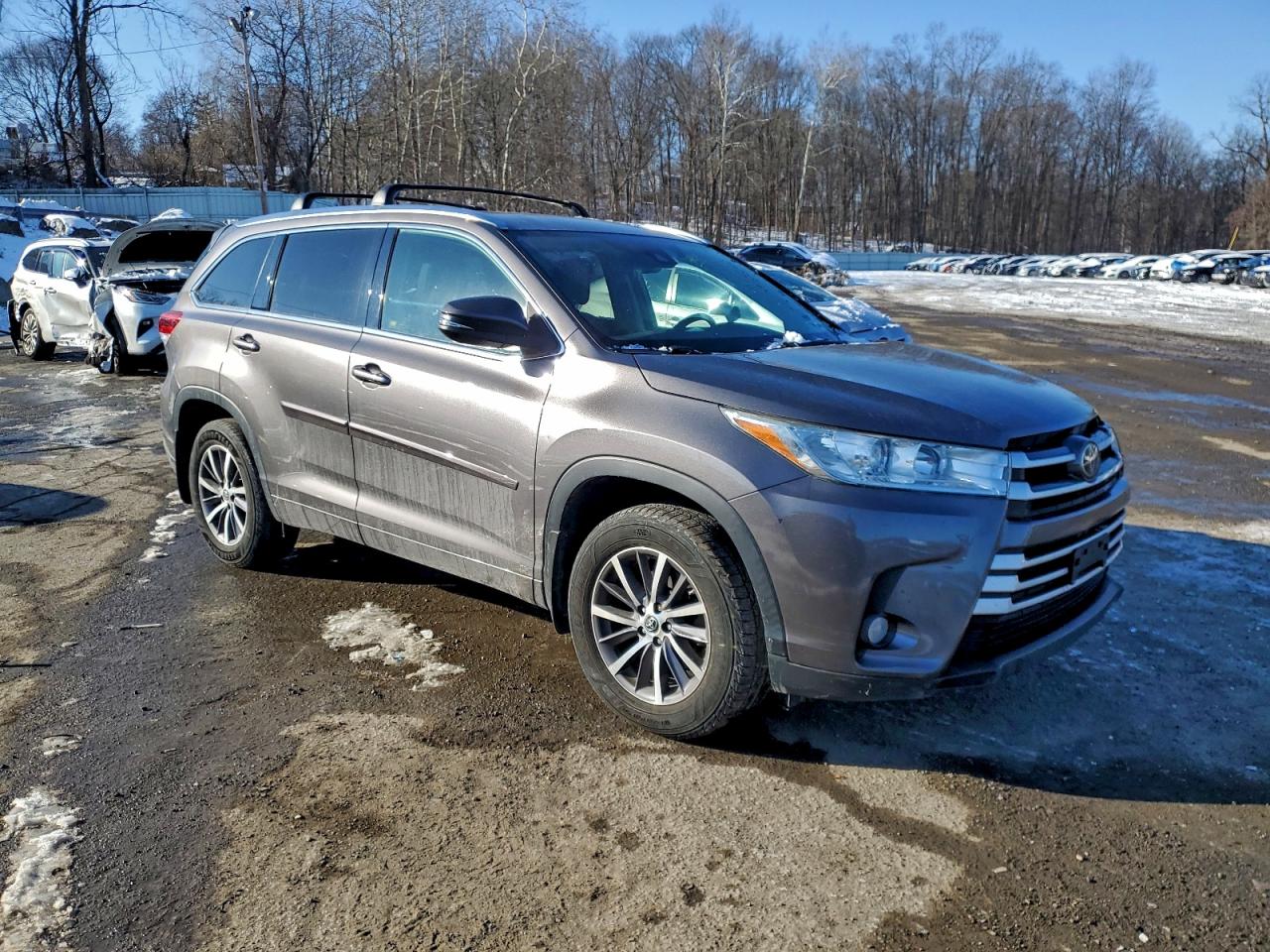 2017 TOYOTA HIGHLANDER SE photo 4