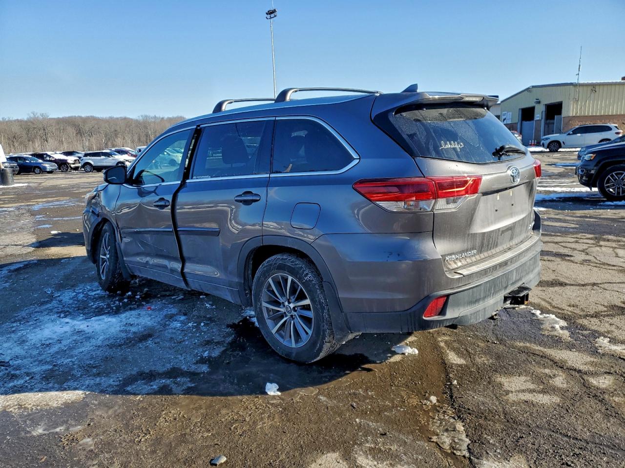 2017 TOYOTA HIGHLANDER SE photo 2