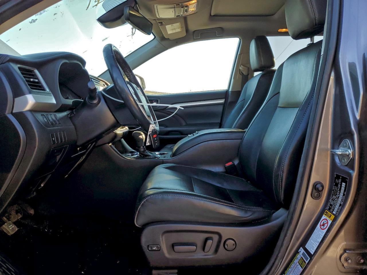 2017 TOYOTA HIGHLANDER SE photo 7