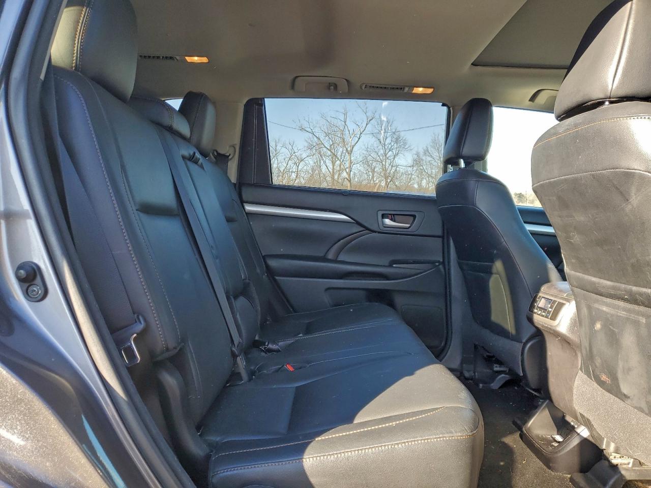 2017 TOYOTA HIGHLANDER SE photo 11