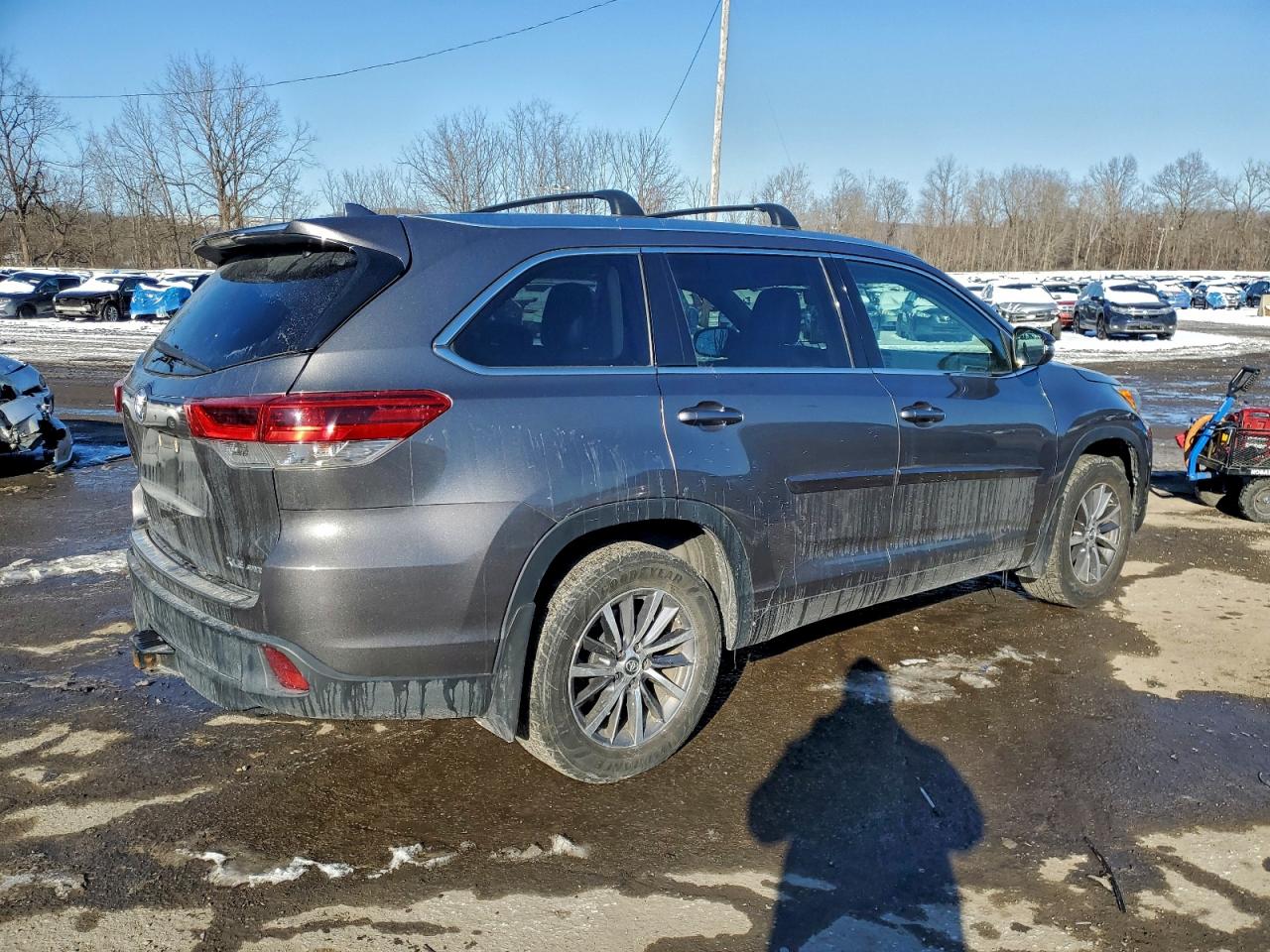 2017 TOYOTA HIGHLANDER SE photo 3