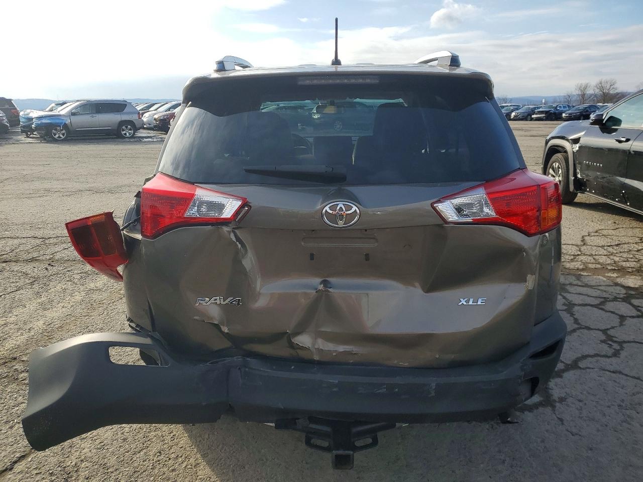 2013 TOYOTA RAV4 XLE photo 6