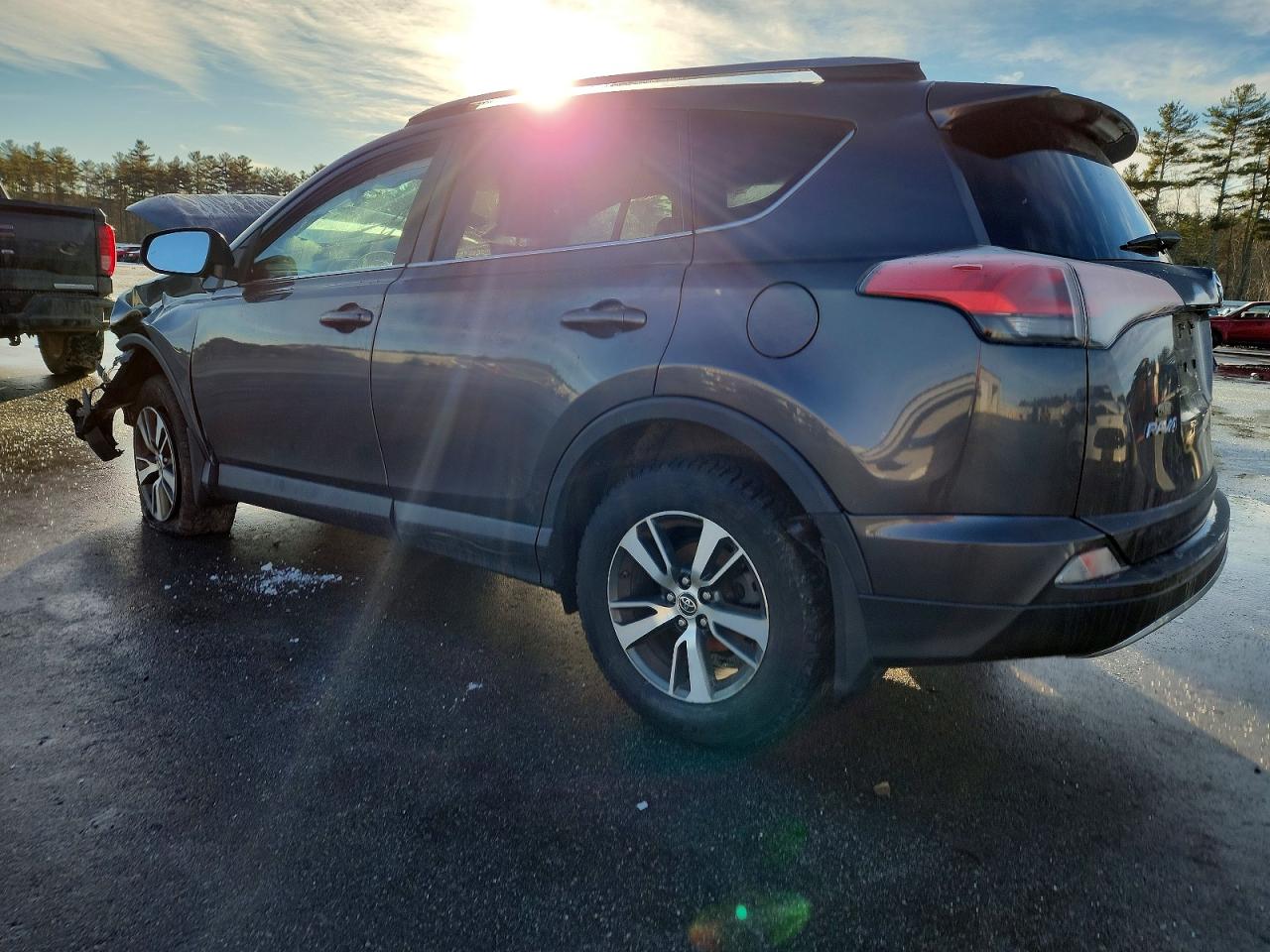 2017 TOYOTA RAV4 XLE photo 2