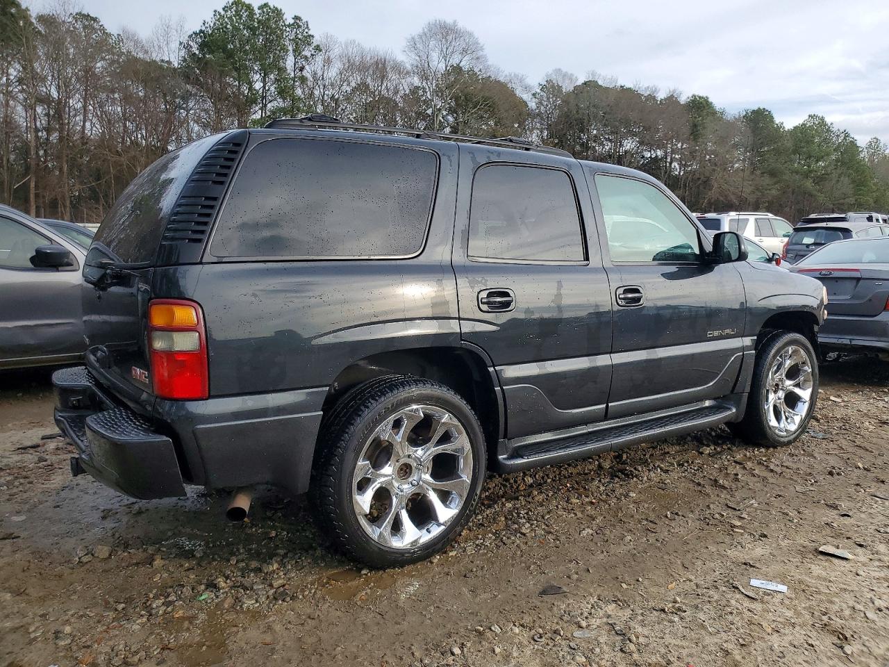 2003 GMC YUKON DENALI photo 3