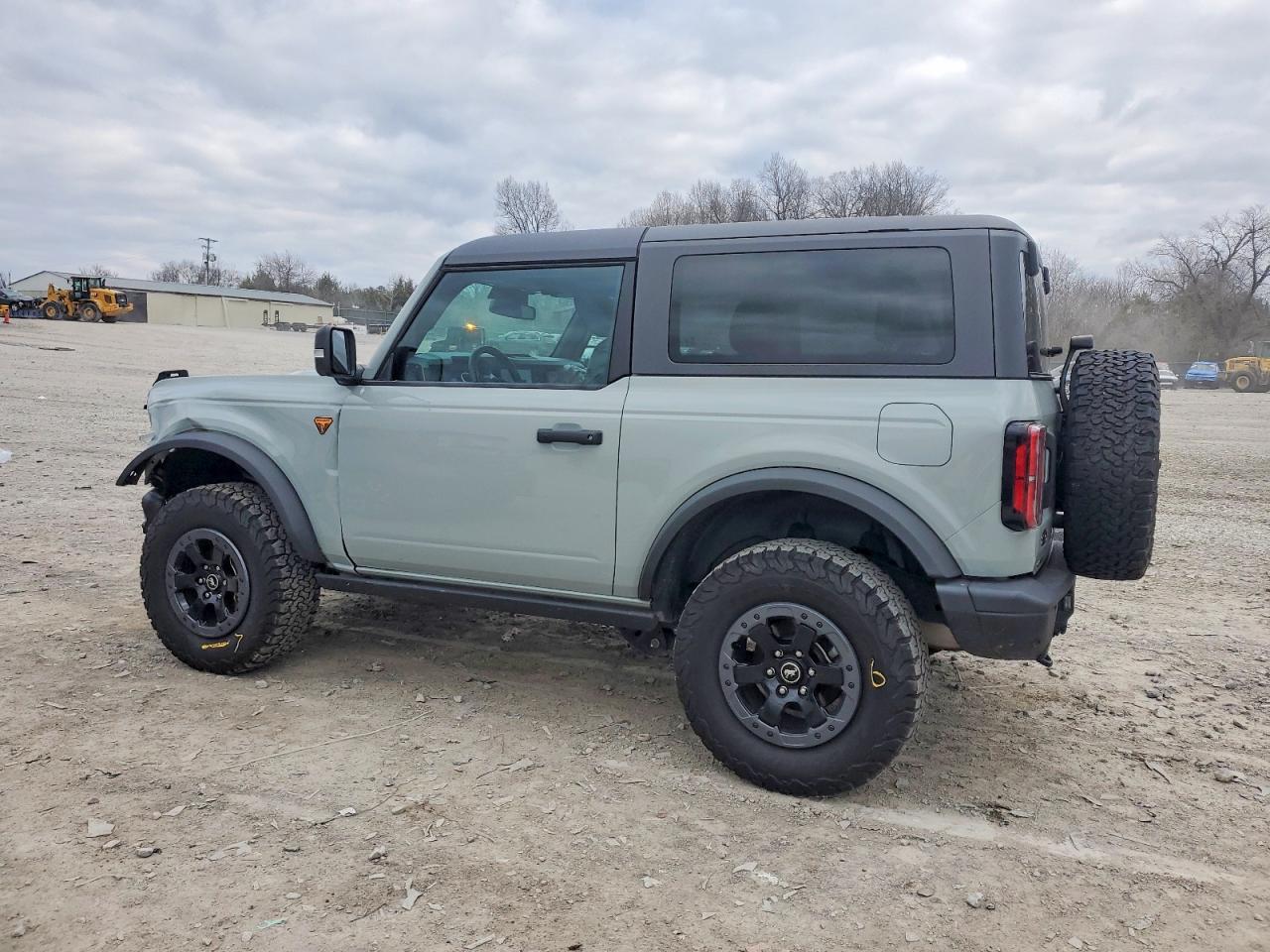 2023 FORD BRONCO BASE photo 2